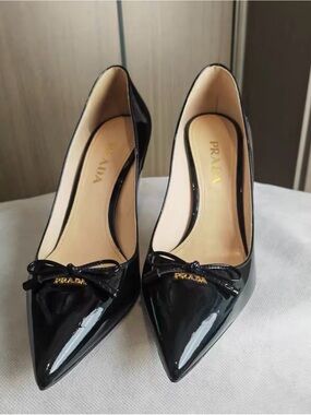 🚩steal Prada Black Patent Pointed-Toe Pumps with Bow and Gold Logo